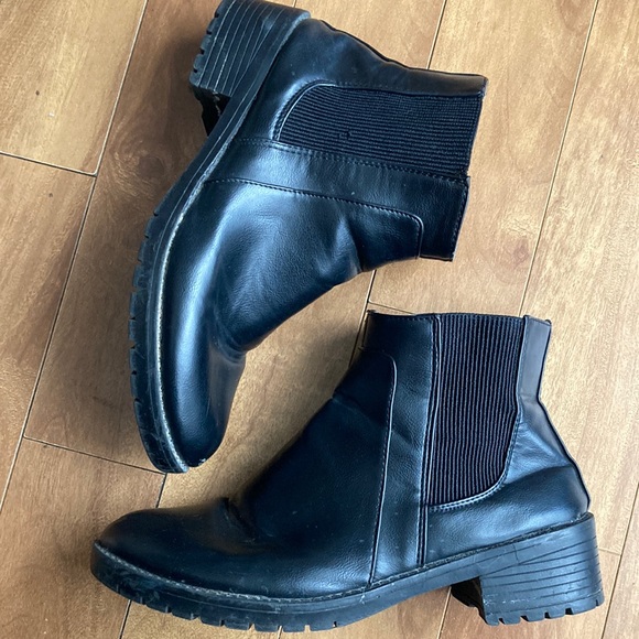 👠BOGO FREE👠ARDENE 💫 Black Slip-On Faux Leather Ankle Boots - Picture 1 of 6